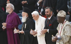 Pope Benedict XVI (C), Wande Abimbola (R) of Nigeria, Rabbi David Rosen (2nd R), Archbishop of Canterbury Rowan Williams (L) and Ecumenical Patriarch of Orthodox Church Bartolomeo I attend the "Prayer for Peace," a inter-religious meeting in the Italian pilgrimage town of Assisi October 27, 2011.  REUTERS/Giampiero Sposito (ITALY - Tags: RELIGION)