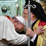 Papież Franciszek kłania się przed patriarchą Bartłomiejem (GREGORIO BORGIA/AP)
