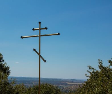 Znak krzyża w tradycji prawosławnej – symbolika i sposób wykonania